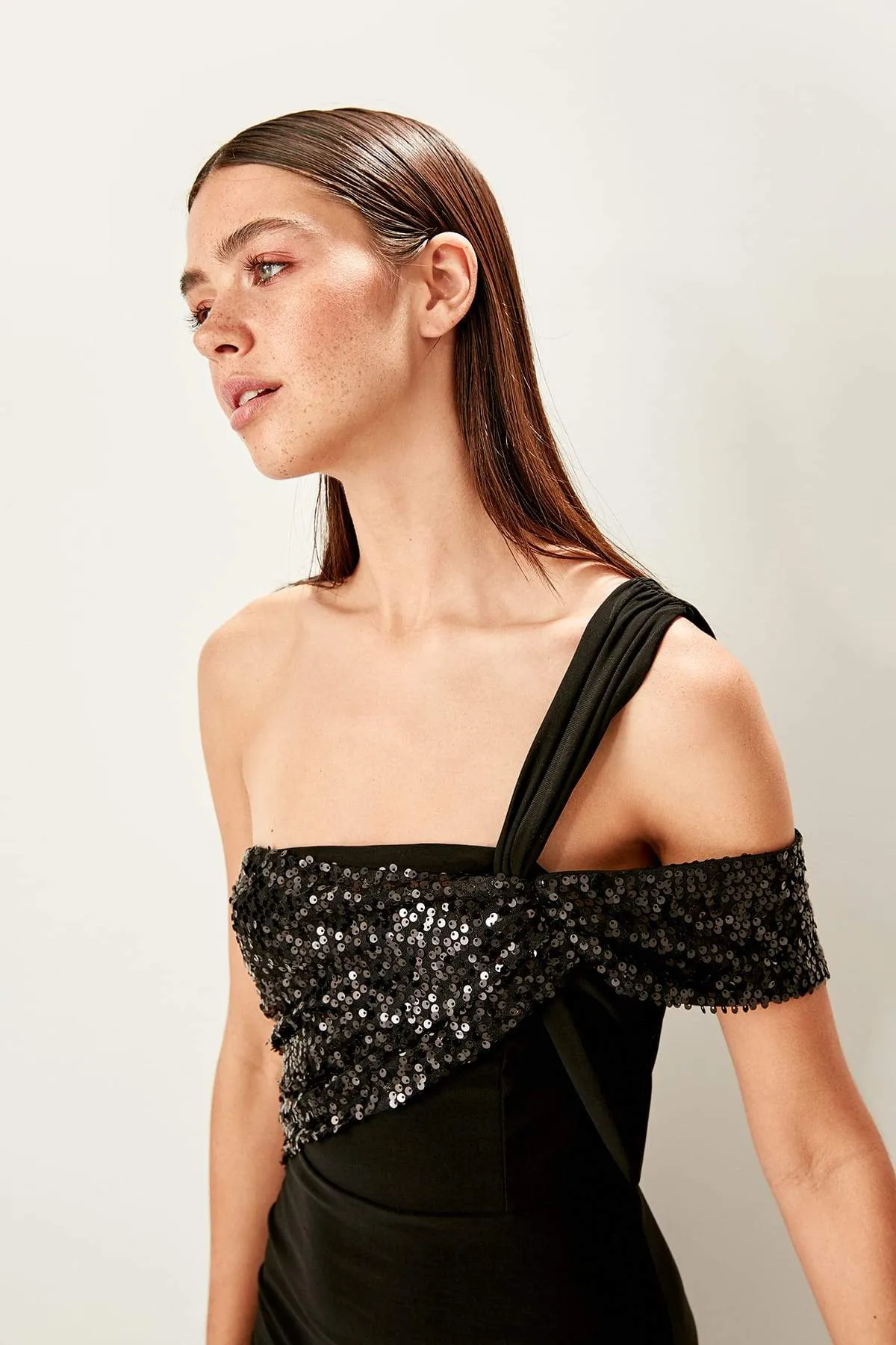 10895 Black One Shoulder Sequined Dress